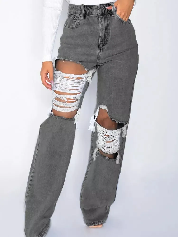 Bella's Retro Denim: Baggy Ripped Jeans for a 90s Street Style